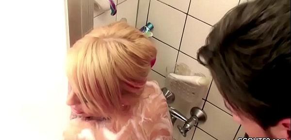  Geile Stief-Mutter fickt ihren Bubi Stief-Sohn in der Dusche